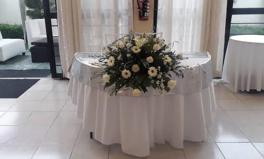 Arreglo floral dorado