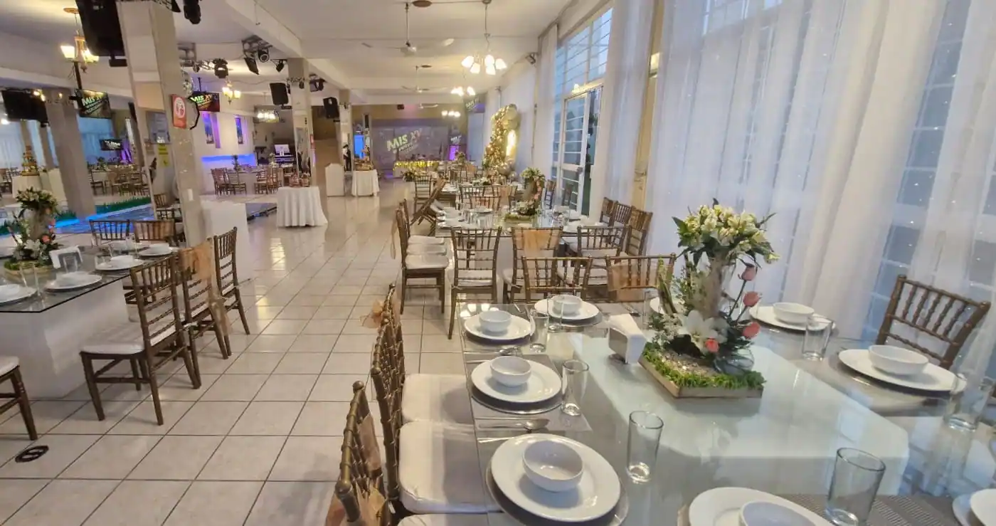 Mesa principal con flores