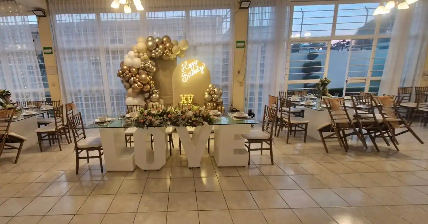 Detalle de vajilla y cristalería